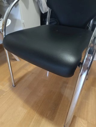 Silla de polipiel negra con base cromada brillo