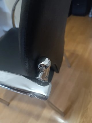 Silla de polipiel negra con base cromada brillo