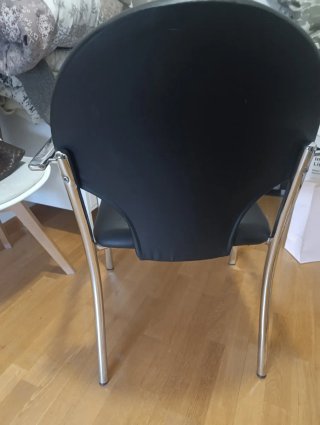 Silla de polipiel negra con base cromada brillo