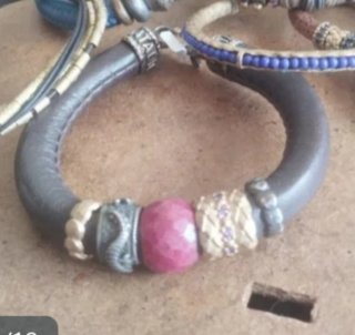 Pulsera de plata con piedra rosa