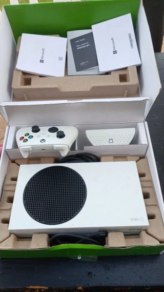Xbox Series S Blanca + Mando + Base Carga