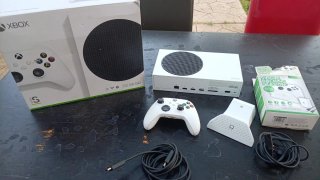 Xbox Series S Blanca + Mando + Base Carga