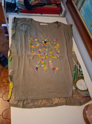 Camiseta Desigual Talla S con bordados