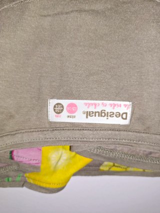 Camiseta Desigual Talla S con bordados