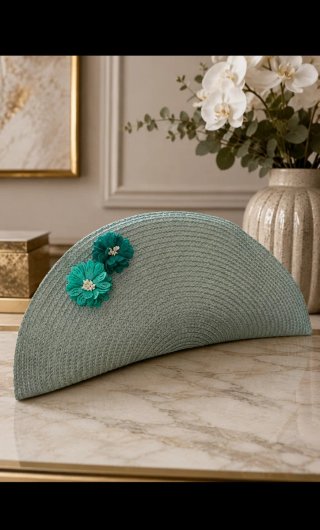 Bolso de mano verde azulado con flores