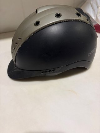 Casco de equitación negro y gris