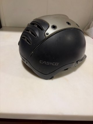 Casco de equitación negro y gris
