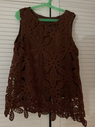 Blusa de crochet marrón