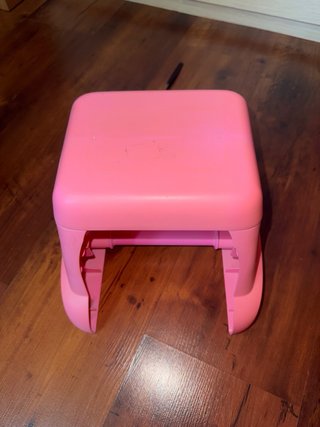 Piano de juguete rosa con micrófono y banqueta