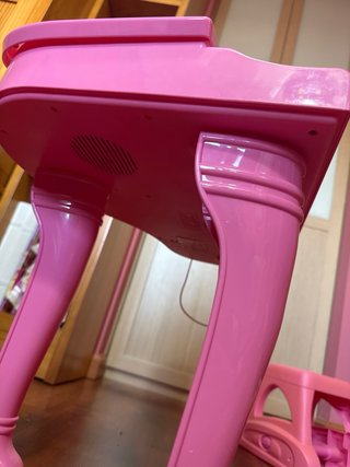 Piano de juguete rosa con micrófono y banqueta