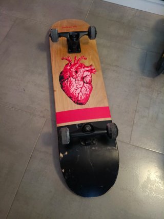 Monopatín Mitical Negro Corazón Rojo