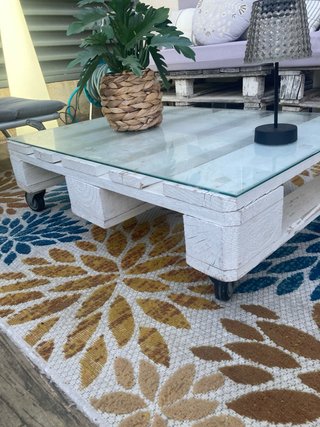 Mesa de palets blanca con tapa cristal y ruedas