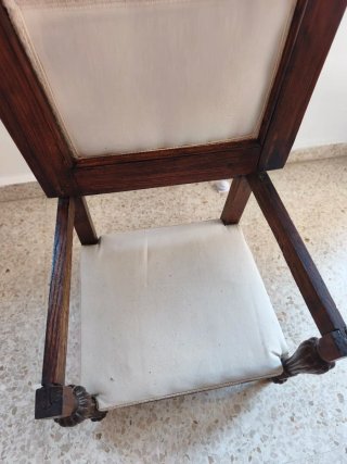 Reclinatorio antiguo madera con cruz tallada