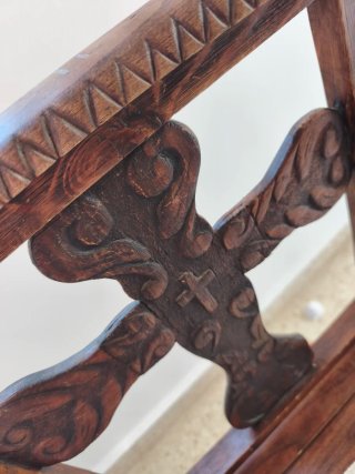Reclinatorio antiguo madera con cruz tallada