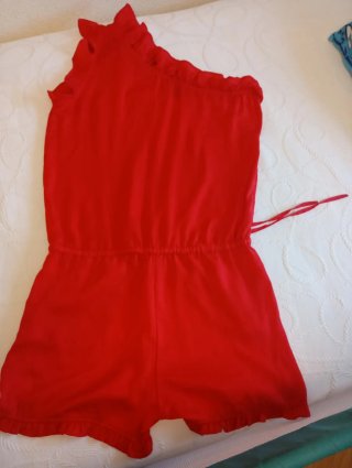Mono corto rojo de un solo hombro. Talla S
