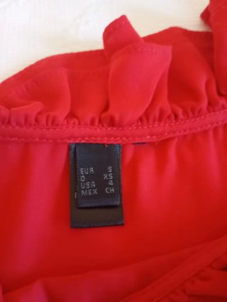 Mono corto rojo de un solo hombro. Talla S