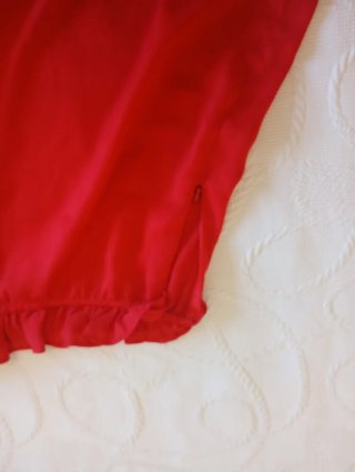 Mono corto rojo de un solo hombro. Talla S