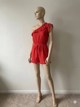 Mono corto rojo de un solo hombro. Talla S