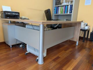 Mesa de oficina madera y metal + Cajonero