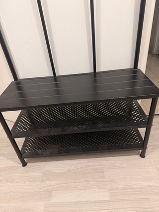 Colgador de metal negro con banco