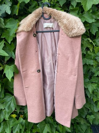Abrigo rosa Zara con cuello de pelo