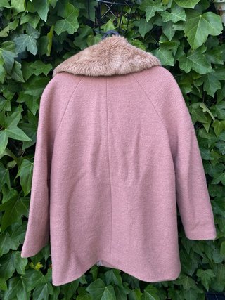 Abrigo rosa Zara con cuello de pelo