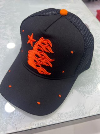 Gorra Trucker Hellstar Ondulada Naranja Negra