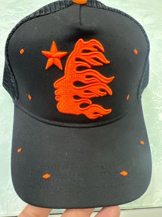 Gorra Trucker Hellstar Ondulada Naranja Negra