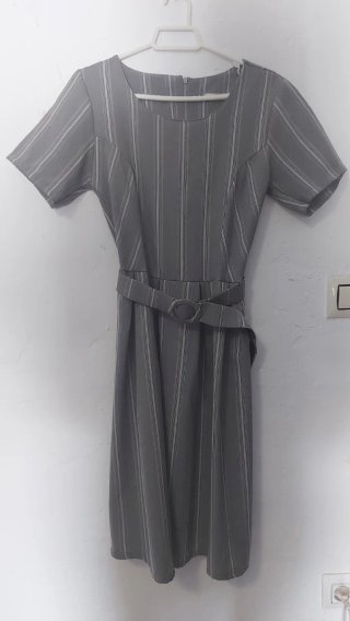 Vestido gris con cinturón