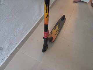 Patinete con ruedas y manillar