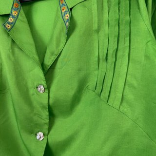Blusa plisada bordada vintage en verde