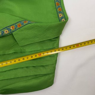 Blusa plisada bordada vintage en verde