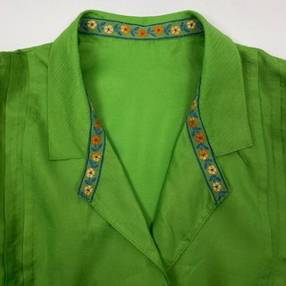 Blusa plisada bordada vintage en verde