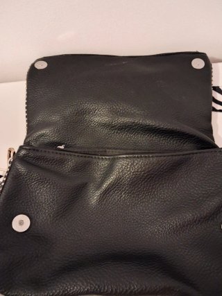 Bolso Negro con Detalles Plateados