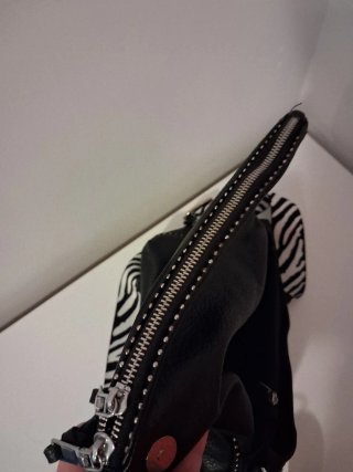 Bolso Negro con Detalles Plateados