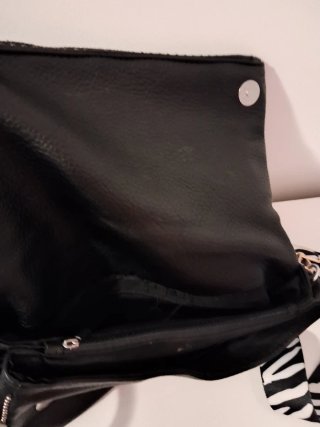 Bolso Negro con Detalles Plateados