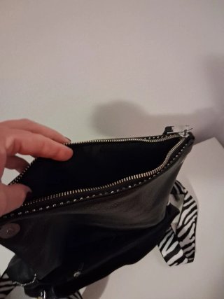 Bolso Negro con Detalles Plateados