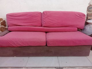 Sofá rosa de tela