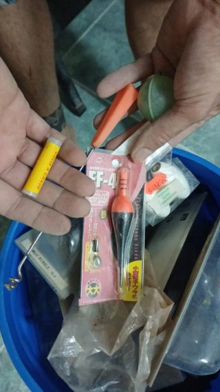 Set di attrezzature da pesca, pesi, esca, galleggianti...