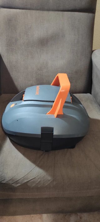 Robot limpiafondos piscina gris y naranja