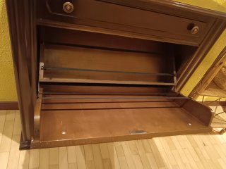 URGE VENDER POR TRASLADO Zapatero de madera marrón