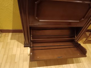 URGE VENDER POR TRASLADO Zapatero de madera marrón