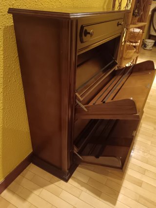 URGE VENDER POR TRASLADO Zapatero de madera marrón