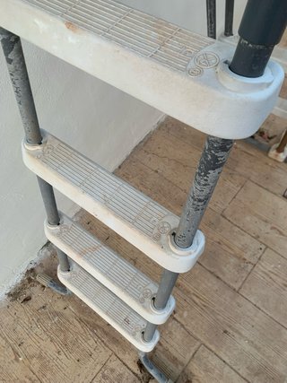Escalera piscina metal y plástico