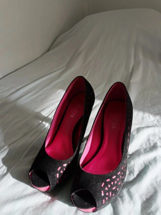 Zapatos de tacón peep toe negros y rosas