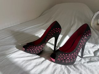 Zapatos de tacón peep toe negros y rosas