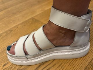 Sandalias Dr. Martens Piel Blanca