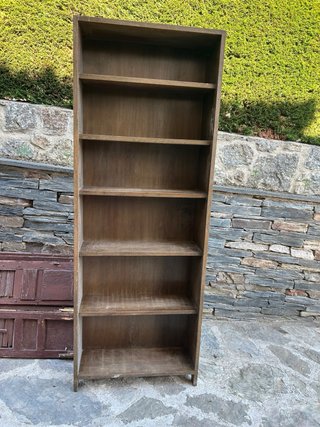 Estantería de madera marrón