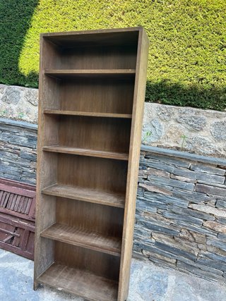 Estantería de madera marrón