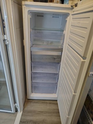Congelador vertical Beko